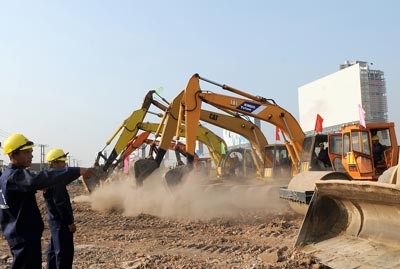 Construction of a road alongside Saigon River in Thu Thiem New Urban Area (Photo: SGGP)